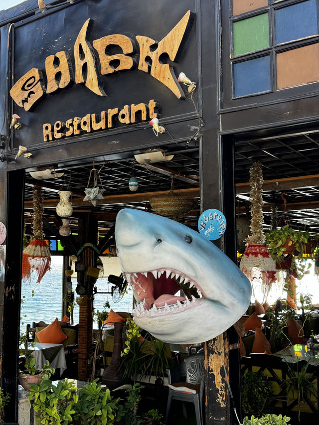 큰 상어 조형이 인상적인, 그만큼 맛있는 샤크레스토랑