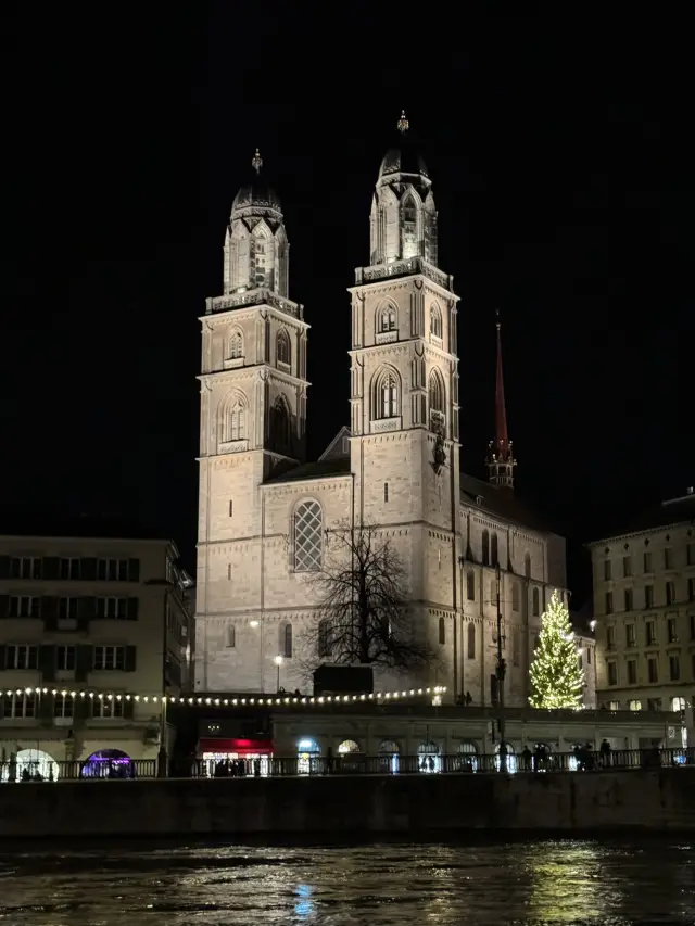🇮🇹 Zurich at Night: A Glimpse into the Illuminated Cityscape