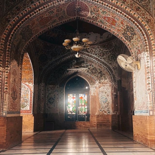 THE ICONIC AND HISTORIC MOSQUE.