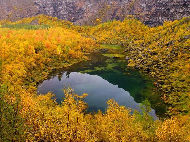 【アイスランド】紅葉に包まれた伝説の谷！アゥスビルギ