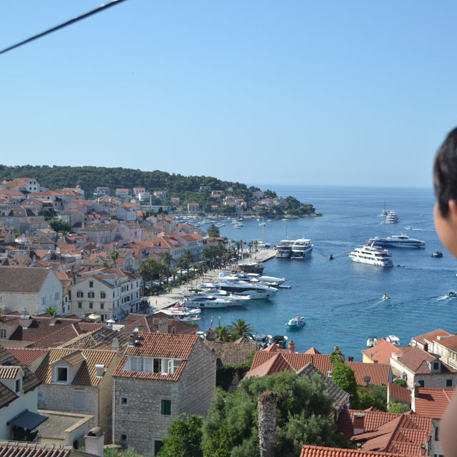 🇭🇷/アドリア海に面するフヴァル島