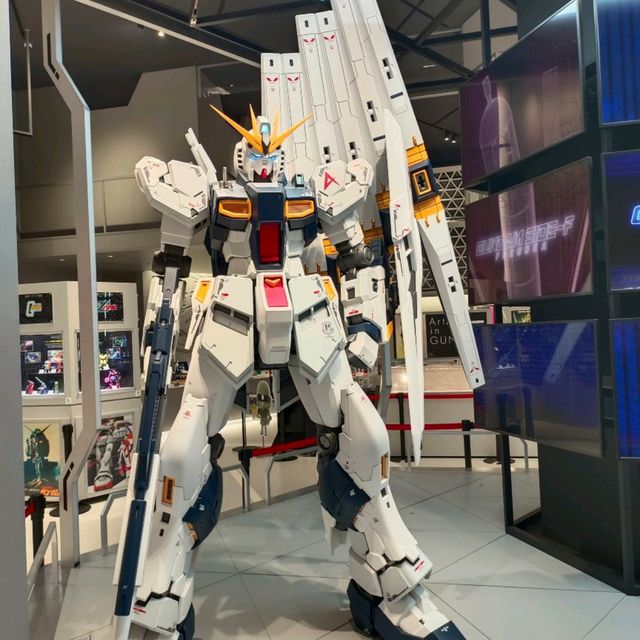 福崗LaLaport巨型高達