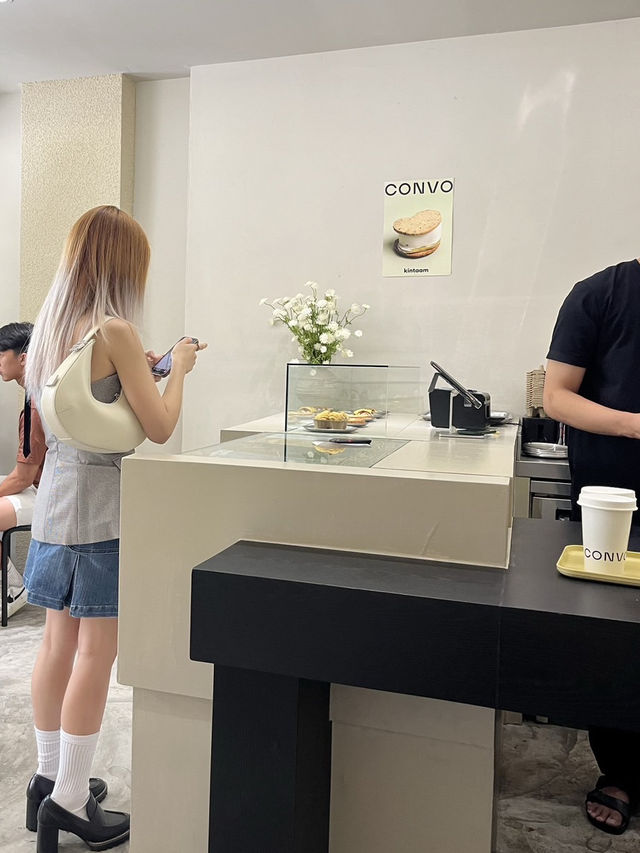 convo คาเฟ่ไข่นกกระทา จิบกาแฟชมนิทรรศการงานอาร์ต