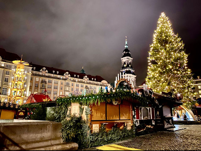 ตลาดคริสต์มาสที่เดรสเดิน (Dresden) เยอรมัน