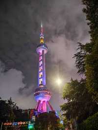 從外灘眺望東方明珠塔，順遊南京步行街體驗迷人的城市夜景