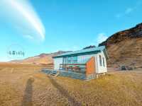 Litla-Hof Guesthouse在寬闊草原上的小木屋