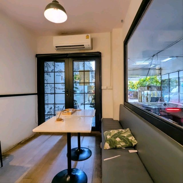Aribica Specialty Coffee 隱藏在停車場旁的文青咖啡小店