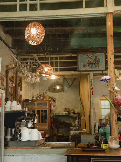 ☕️ 台南の時を刻む一杯：存憶 Cafe Bar 🏚️✨ | Trip.com 台南