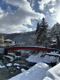 【栃木×湯西川】  古民家と本家判久が見られる赤い橋 雪景色が素晴らしい