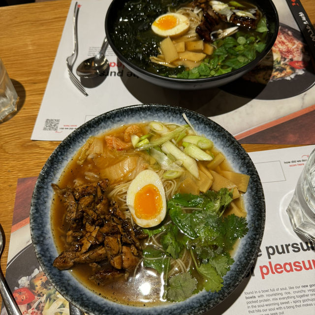 カウンターで回転寿司のレーンが流れるレストラン🥢