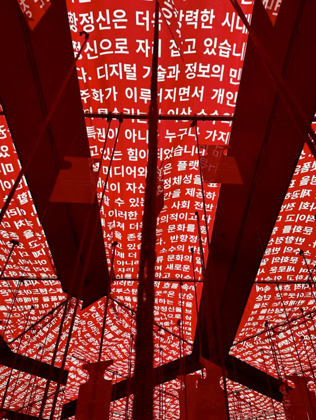 강렬한 레드가 테마인 🌹 향기로운 이색 한남동 실내데이트❣️