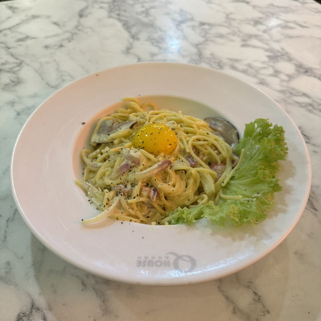 Feast Fit for Friends – The Ultimate Q House Experience!