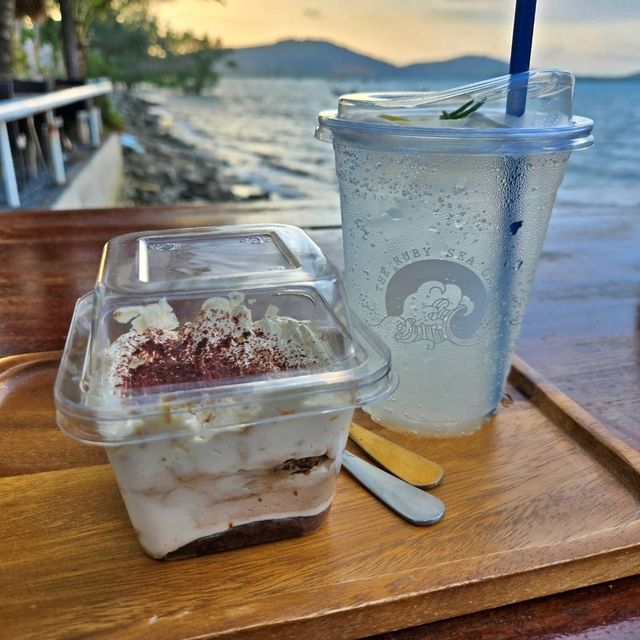 The ruby sea cafe แน่ใจนะว่าอยู่ภูเก็ต!!