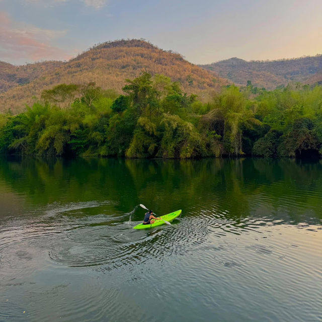 นอนแพริมน้ำ วิวภูเขา บรรยากาศโคตรฟิน 🛁⛰️🏞️