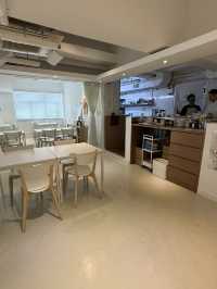 白色主題餐廳的驚喜，拉花品味，藝術嘅結合