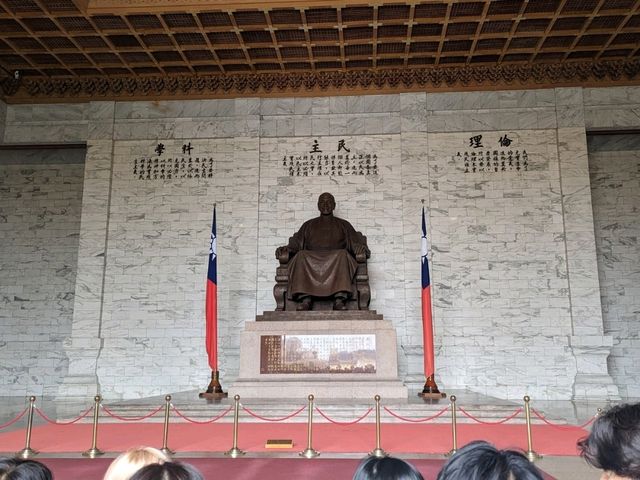 【台湾】巨大な蒋介石のブロンズ像と衛兵交代式を見る