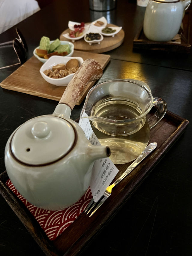 迪化街上的奇遇：香火、茶香與巷口的豬