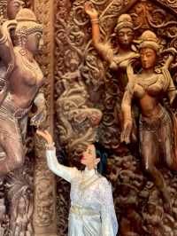 สวมชุดไทย เที่ยวปราสาทสัจธรรม พัทยา