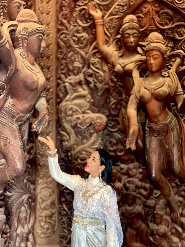 สวมชุดไทย เที่ยวปราสาทสัจธรรม พัทยา