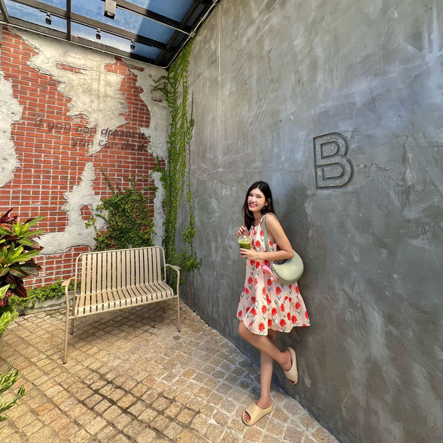 BROWN Brew & Bistro คาเฟ่และร้านอาหารปากน้ำปราณ