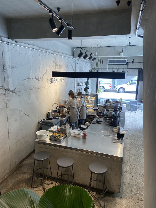 Desktop cafe and Co-working Lopburi 