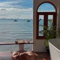 ที่พักริมทะเลสุดมินิมอล ณ เกาะล้าน 
