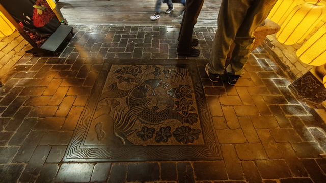 Wide and Narrow Alleys in Chengdu