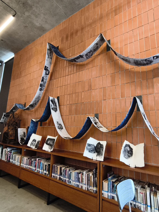 曼谷| William Warren Library 木質調美感  冷氣涼爽  曼谷最美藝文圖書館免費參觀