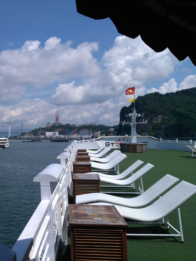 Halong bay cruising