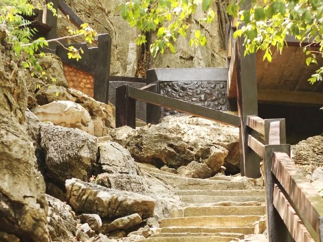 วนอุทยานเขานางพันธุรัต โดดเด่นที่ภูเขาหินปูน