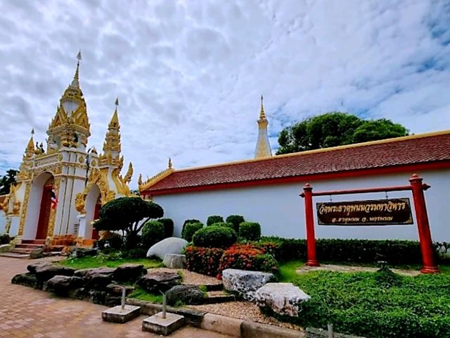 วัดพระธาตุพนมวรมหาวิหาร พระธาตุคู่เมืองนครพนม