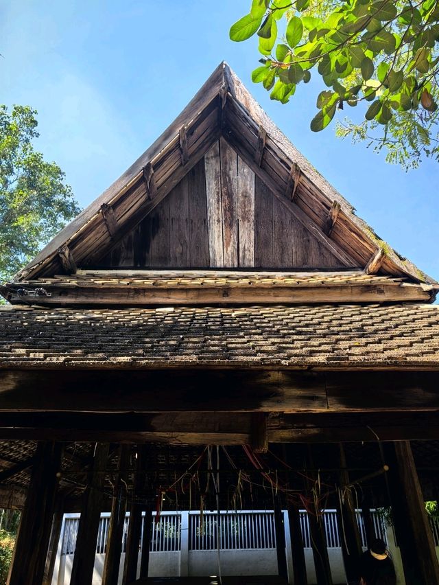วัดโคกศรีษะเกษ: ชมจิตรกรรมฝาผนังบนเพดานในฤดูฝน