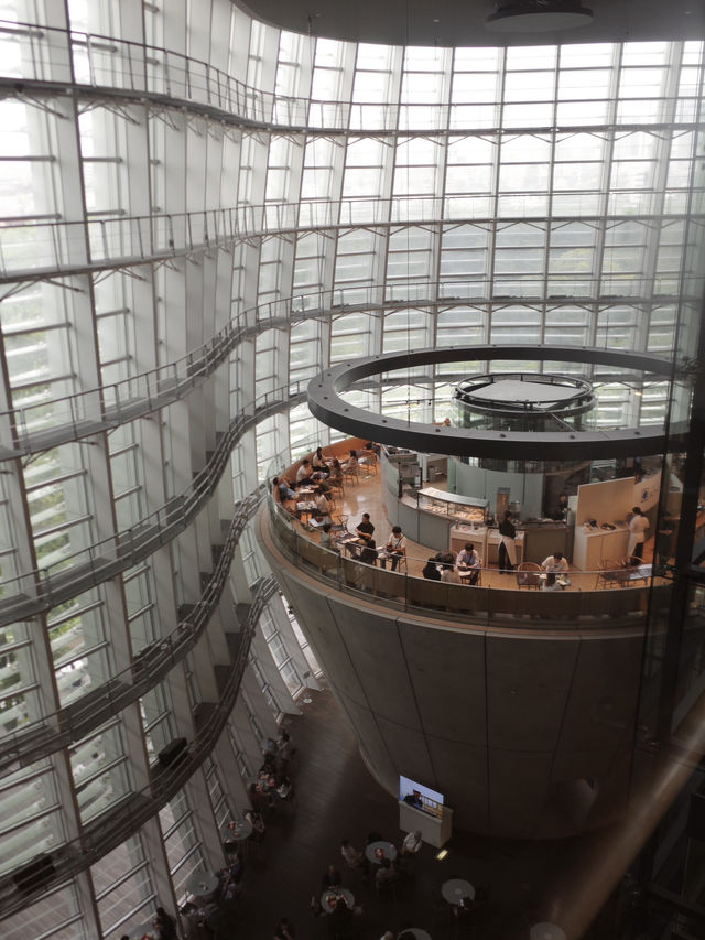 国立新美術館で感じた、空間ごとアートな時間