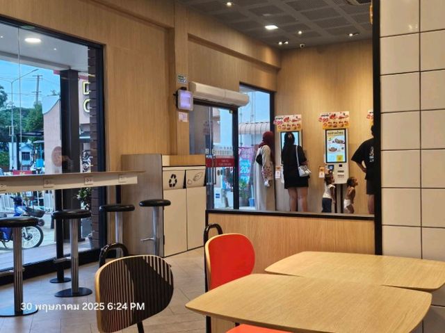 🍔🌊 "McDonald’s บางแสน – เบอร์เกอร์ไก่ริมทะเล