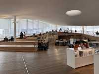 【ヘルシンキ中央図書館 Oodi｜未来型図書館で過ごす静かな時間】