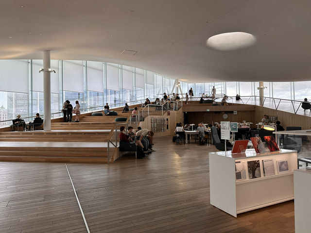 【ヘルシンキ中央図書館 Oodi｜未来型図書館で過ごす静かな時間】