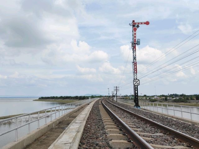 🛤️ : รถไฟลอยน้ำ เขื่อนป่าสักชลสิทธิ์ ลพบุรี