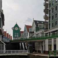 📍 Why Visit in Summer? Just 15 minutes from Amsterdam, Zaandam blends iconic Zaanse Schans windmill