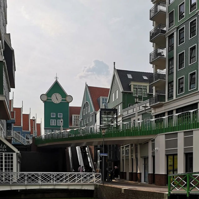 📍 Why Visit in Summer? Just 15 minutes from Amsterdam, Zaandam blends iconic Zaanse Schans windmill
