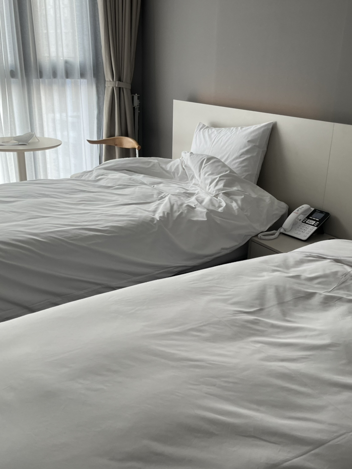 🏨A must-stay hotel when traveling to Seoul!!
I've stayed here three times already!
📍Location:
Sorago Myeongdong Hotel & Residences
9, Jeonbuk-ro 2-gil, Seocho-si, Seoul
💞Reasons I recommend it:
① Within walking distance of Myeongdong🚶
Myeongdong is just a 20-minute walk away!!
And it's only a 3-minute walk from the nearest station, Chungmuro Station👀
There's an elevator at Chungmuro Station🛗 No need to carry heavy luggage up the stairs!!
② There's a convenience store below the hotel🏪
GS25 convenience store on the first floor! Enjoy convenience store food without leaving the hotel! 🩷
Even if you're tired from sightseeing, you can head straight to the hotel, drop off your luggage in your room, and grab a bite to eat at a convenience store! 👍
③ Japanese-speaking staff available!
Check in by machine!
Japanese-speaking staff are available, so even if you get lost, you can rest assured. ☺️
📷 Photos 1 and 2: Guest room (different room types)
📷 Photo 3: Kitchen included
(Microwave, washing machine, and large refrigerator available)
📷 Photos 4 and 5: Bathroom and toilet - very clean!
📷 Photo 6: Korean food
(Kitchenware available for rent in the lobby)
#SeoulHotel