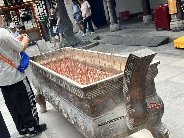 Finding Stillness in the Heart of Chengdu – A Day at Daci Temple