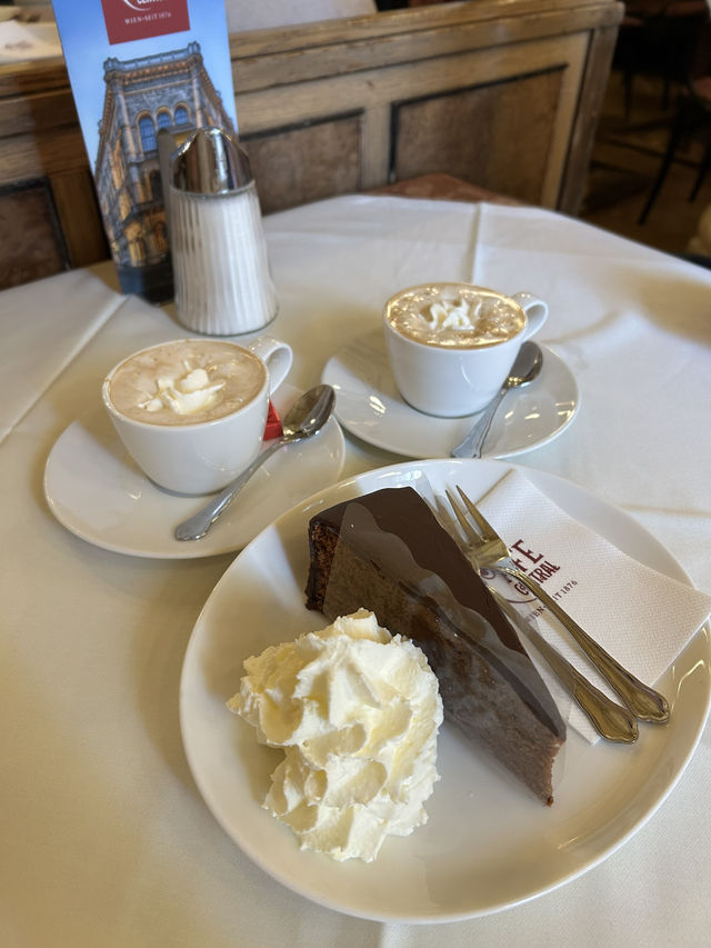 ☕ 천장도, 케이크도 예술인 곳.  비엔나 Café Central에서 보낸 클래식한 오후