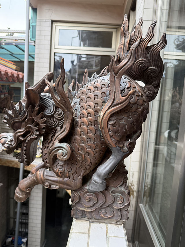 東港東隆宮，是溫府千歲駐蹕之地，是海風中的靈山聖殿。 樓下是王爺鎮煞守國，樓上是倉頡開天啟智。 廟中供奉的不只是神明，更是歷史的記憶、文化的光明、與信仰的力量。 當你站在二樓，凝望那六隻眼睛，你會明白