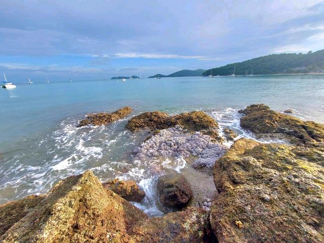 เดินเล่นชายหาดอ่าวยน ภูเก็ต