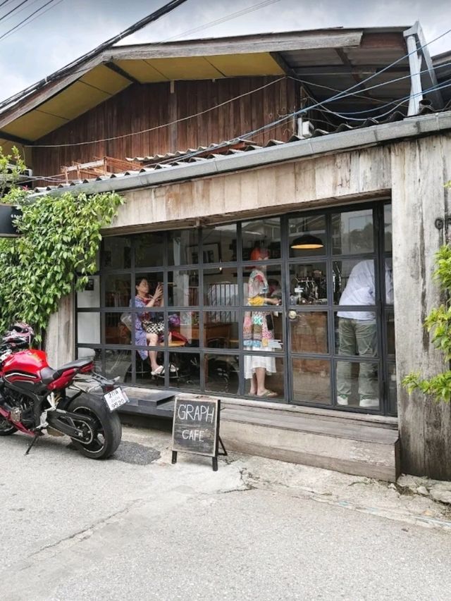 Graph Cafe คาเฟ่สไตล์ลอฟท์ใจกลางเมืองเชียงใหม่