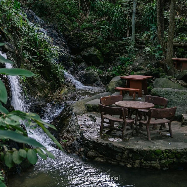 คาเฟ่เล็กๆ มีน้ำตกธรรมชาติ ⛰️💙