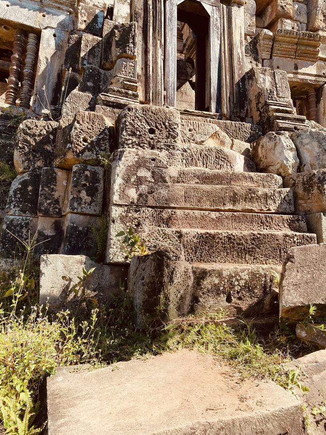 🌿 "Ancient Whispers: Discovering the Forgotten Beauty of Ek Phnom" 🏛️