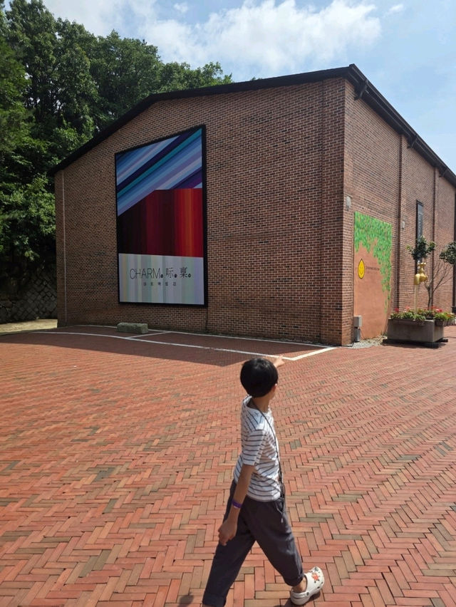 특별한 건축미와 여유로운 산책로