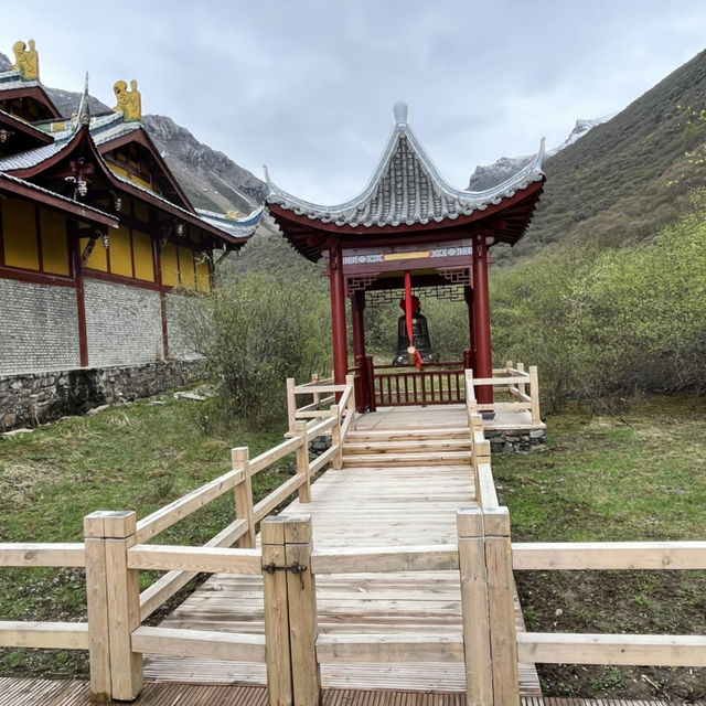 ⛩ 黄龙古寺 – Sacred Gem of Huanglong