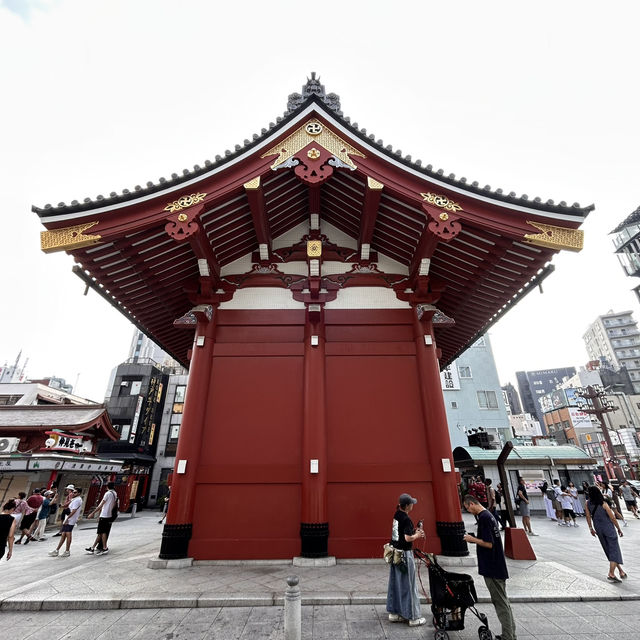 The Thunderous Welcome: Kaminarimon Gate at Sensō-ji 🎇